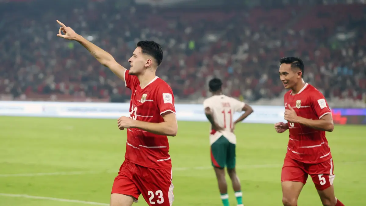 Pesepak bola Timnas Indonesia Rizky Ridho berselebrasi bersama rekannya Justin Hubner usai mencetak gol ke gawang Timnas Bangladesh dalam pertandingan penyisihan Grup A FIFA ASEAN Cup 2026 di Stadion Utama Gelora Bung Karno (SUGBK), Senayan, Jakarta, Kami
