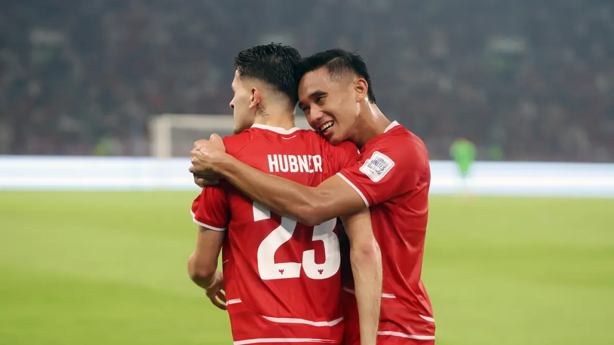 Pesepak bola Timnas Indonesia Rizky Ridho berselebrasi bersama rekannya Justin Hubner usai mencetak gol ke gawang Timnas Bangladesh dalam pertandingan penyisihan Grup A FIFA ASEAN Cup 2026 di Stadion Utama Gelora Bung Karno (SUGBK), Senayan, Jakarta, Kami