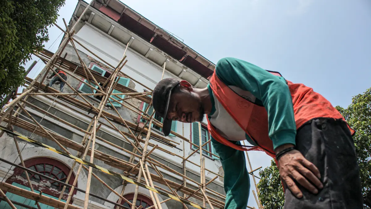 Pekerja melakukan pekerjaan pemlesteran ulang di Menara Syahbandar, Jakarta, Selasa (29/09/2026). (Hanung Hambara/ Jawa Pos)