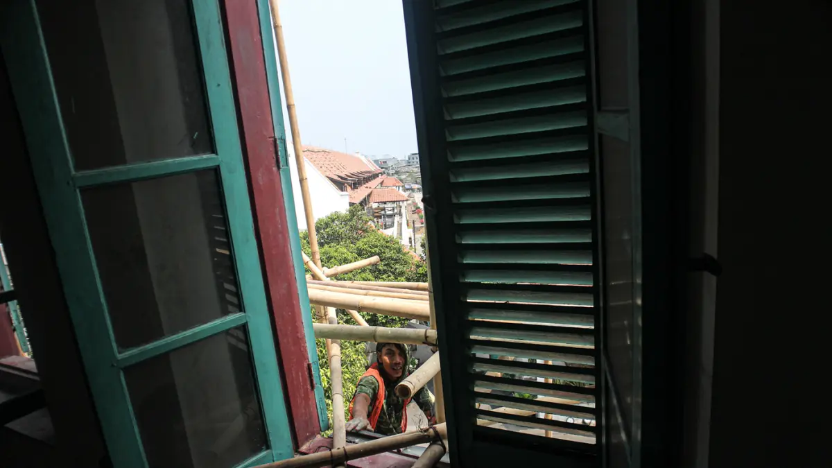 Pekerja melakukan pekerjaan pemlesteran ulang di Menara Syahbandar, Jakarta, Selasa (29/09/2026). (Hanung Hambara/ Jawa Pos)