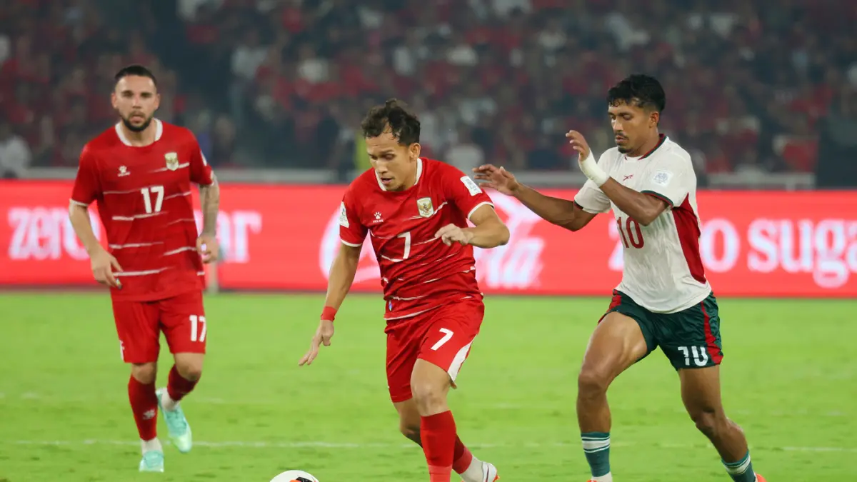 pemain timnas Indonesia Egy Maulana Vikri saat berebut bola dengan pemain Bangladesh dalam pertandingan penyisihan Grup A FIFA ASEAN Cup 2026 di Stadion Utama Gelora Bung Karno (SUGBK), Senayan, Jakarta, Kamis (1/10/2026). (Dery Ridwansah/ JawaPos.com)