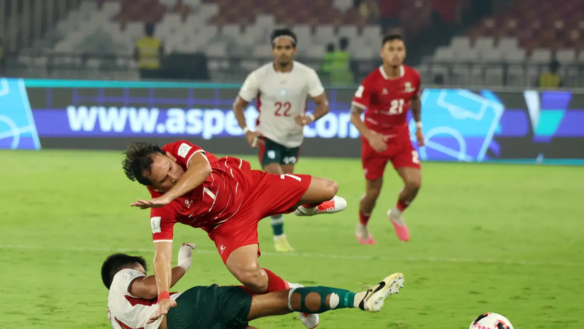pemain timnas Indonesia Egy Maulana Vikri saat berebut bola dengan pemain Bangladesh dalam pertandingan penyisihan Grup A FIFA ASEAN Cup 2026 di Stadion Utama Gelora Bung Karno (SUGBK), Senayan, Jakarta, Kamis (1/10/2026). (Dery Ridwansah/ JawaPos.com)