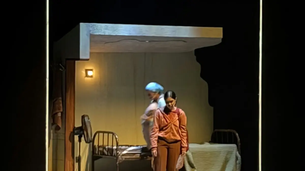 Pemeran mementaskan sebuah adegan pada pertunjukan teater musikal Home Sweet Loan The Musical di Graha Bhakti Budaya, Taman Ismail Marzuki, Jakarta, Rabu (30/9/2026). (Muhammad Hafizh/ JawaPos.com)