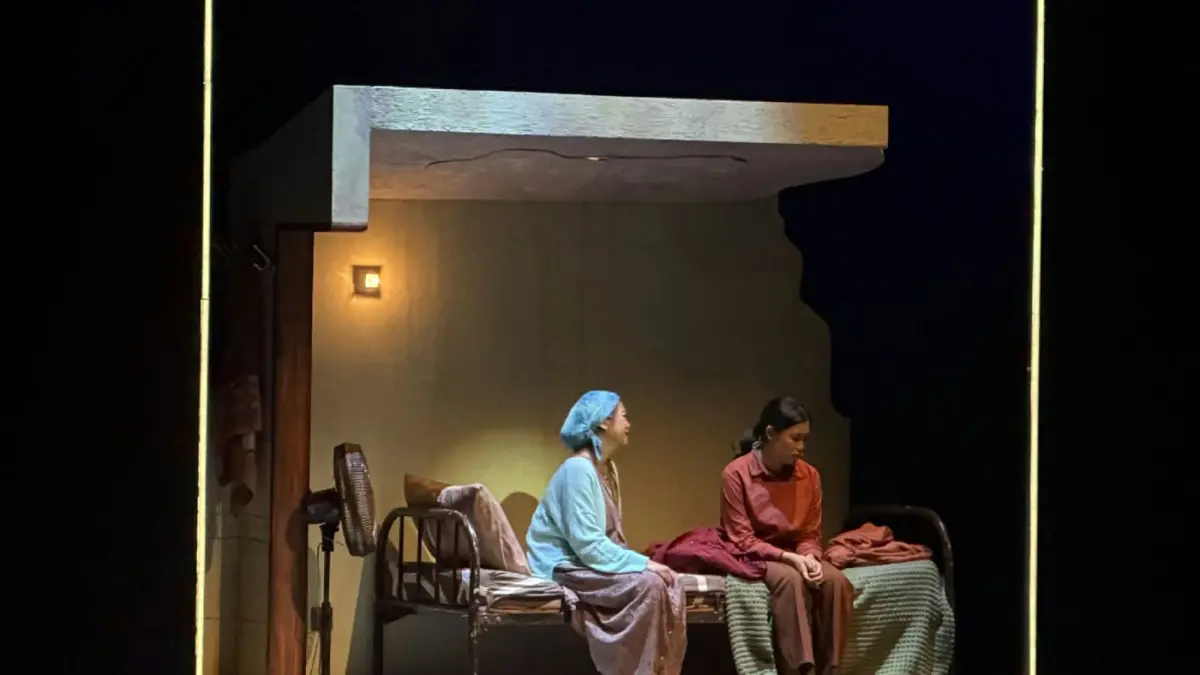 Pemeran mementaskan sebuah adegan pada pertunjukan teater musikal Home Sweet Loan The Musical di Graha Bhakti Budaya, Taman Ismail Marzuki, Jakarta, Rabu (30/9/2026). (Muhammad Hafizh/ JawaPos.com)