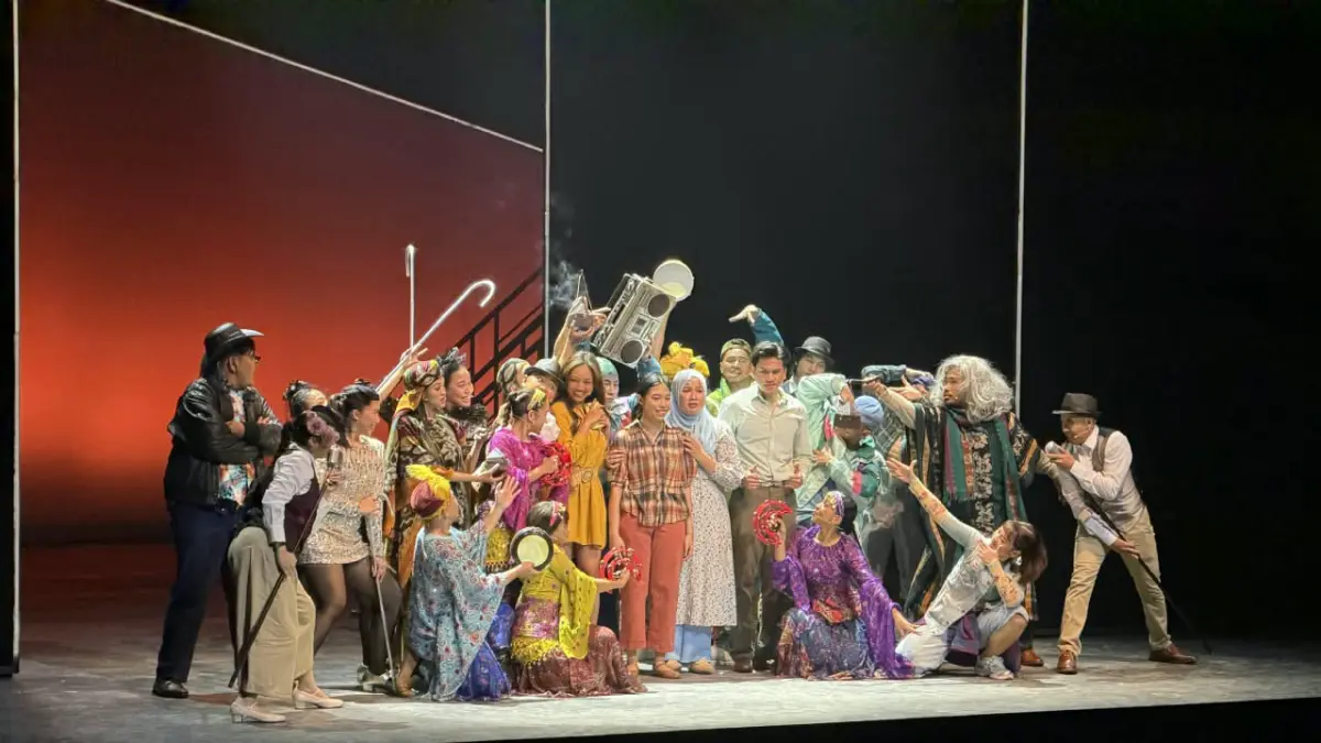Pemeran mementaskan sebuah adegan pada pertunjukan teater musikal Home Sweet Loan The Musical di Graha Bhakti Budaya, Taman Ismail Marzuki, Jakarta, Rabu (30/9/2026). (Muhammad Hafizh/ JawaPos.com)