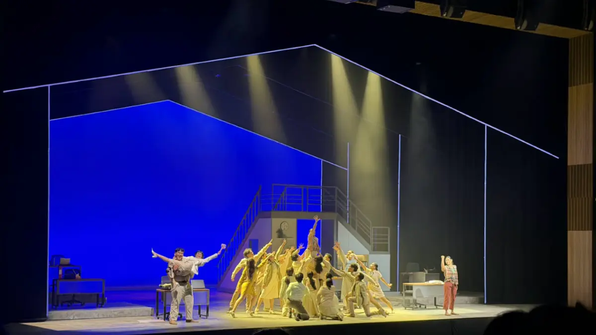 Pemeran mementaskan sebuah adegan pada pertunjukan teater musikal Home Sweet Loan The Musical di Graha Bhakti Budaya, Taman Ismail Marzuki, Jakarta, Rabu (30/9/2026). (Muhammad Hafizh/ JawaPos.com)