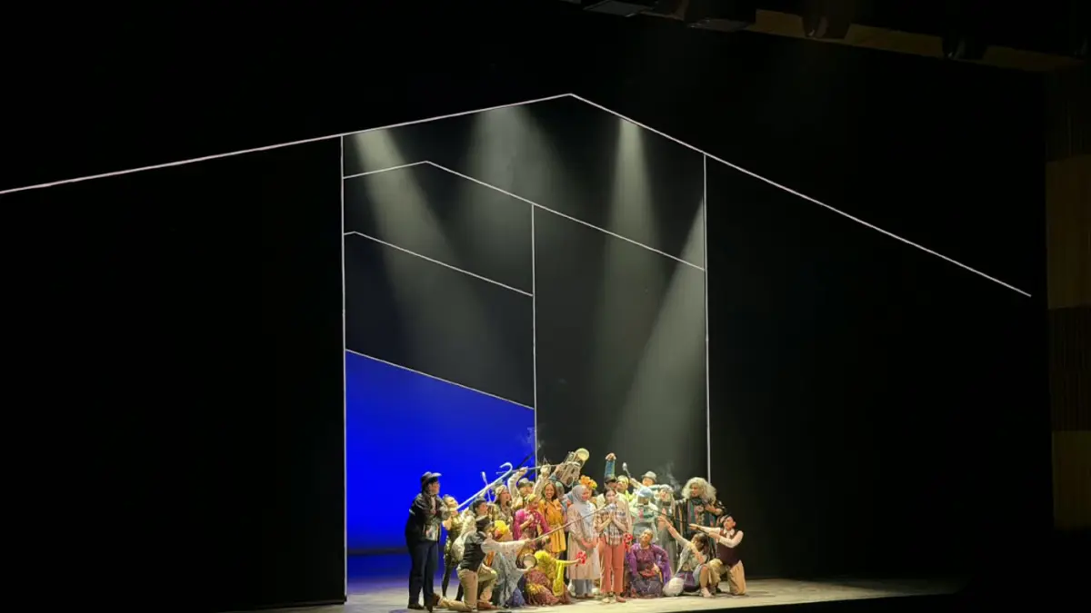 Pemeran mementaskan sebuah adegan pada pertunjukan teater musikal Home Sweet Loan The Musical di Graha Bhakti Budaya, Taman Ismail Marzuki, Jakarta, Rabu (30/9/2026). (Muhammad Hafizh/ JawaPos.com)