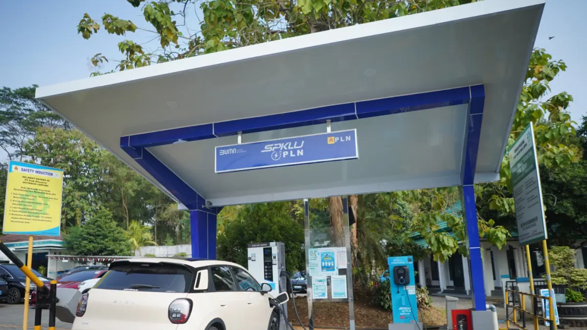 SPKLU Bukan Tempat Parkir, Pengguna Mobil Listrik Diminta Tak Egois - Image