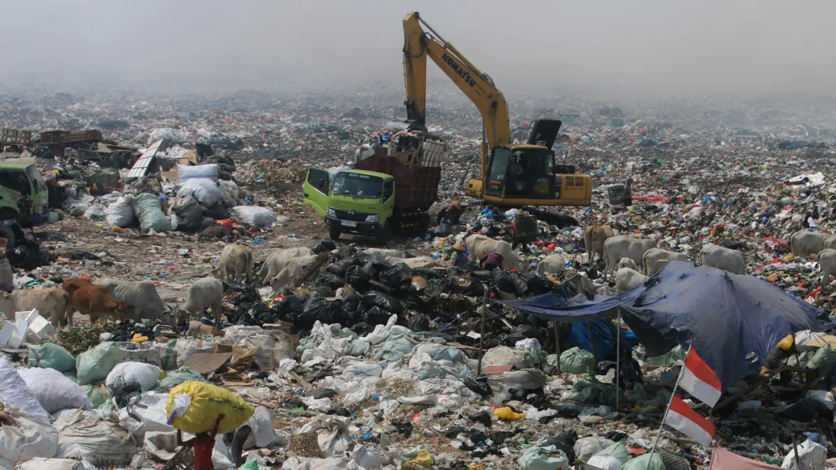 Petugas Dinas Lingkungan Hidup Kota Semarang memadamkan titik api menggunakan ekskavator di Tempat Pemrosesan Akhir (TPA) Jatibarang, Semarang, Jawa Tengah, Kamis (1/10/2026). (Nur Chamim/Jawa Pos Radar Semarang)