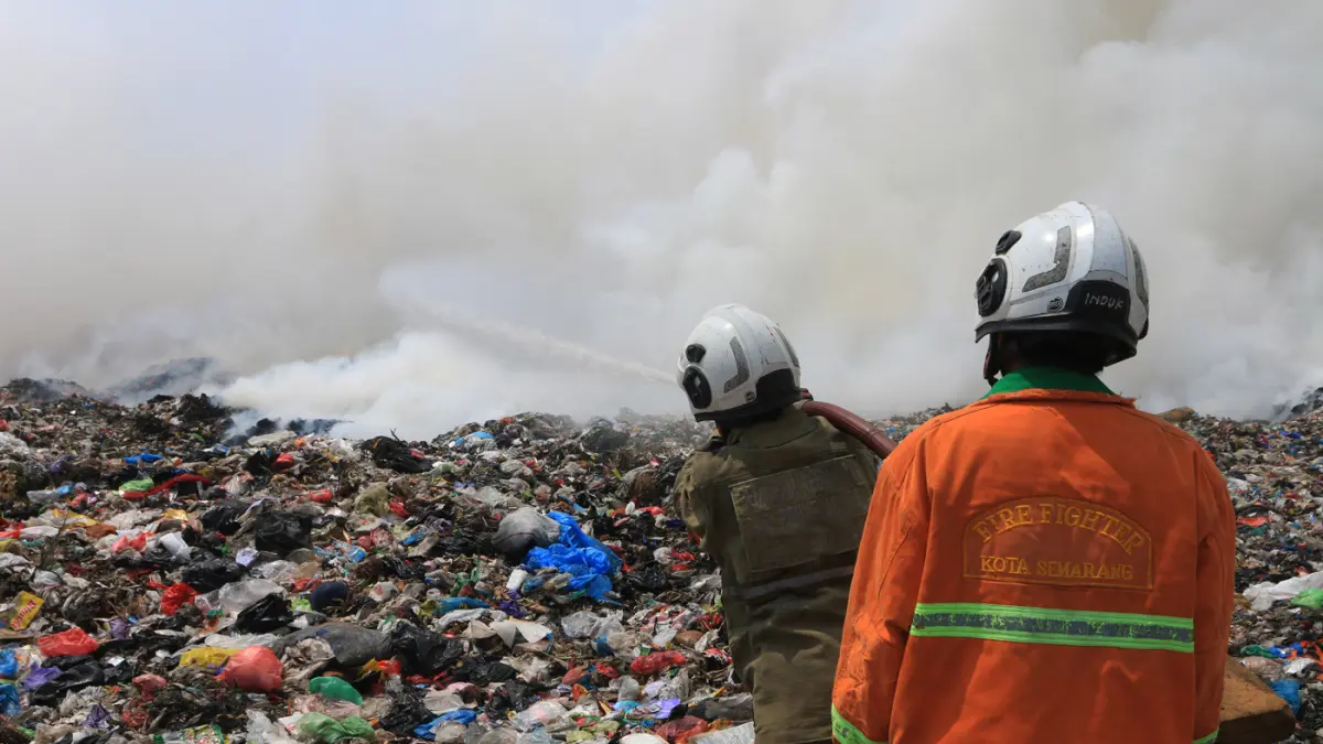 Petugas Dinas Lingkungan Hidup Kota Semarang memadamkan titik api menggunakan ekskavator di Tempat Pemrosesan Akhir (TPA) Jatibarang, Semarang, Jawa Tengah, Kamis (1/10/2026). (Nur Chamim/Jawa Pos Radar Semarang)
