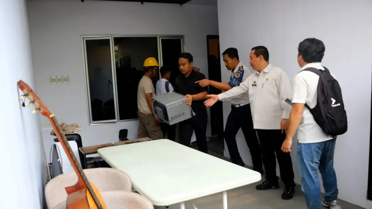 Petugas keluarkan sejumlah barang di salahsatu rumah dinas yang berada di kawasan Lapas Kelas II A Cibinong, Kabupaten Bogor, Jawa Barat. Rabu (30/9/2026). (Hendi Novian / Radar Bogor)