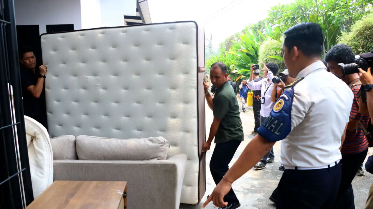 Petugas membawa bingkai foto di salahsatu rumah dinas yang berada di kawasan Lapas Kelas II A Cibinong, Kabupaten Bogor, Jawa Barat. Rabu (30/9/2026). (Hendi Novian / Radar Bogor)