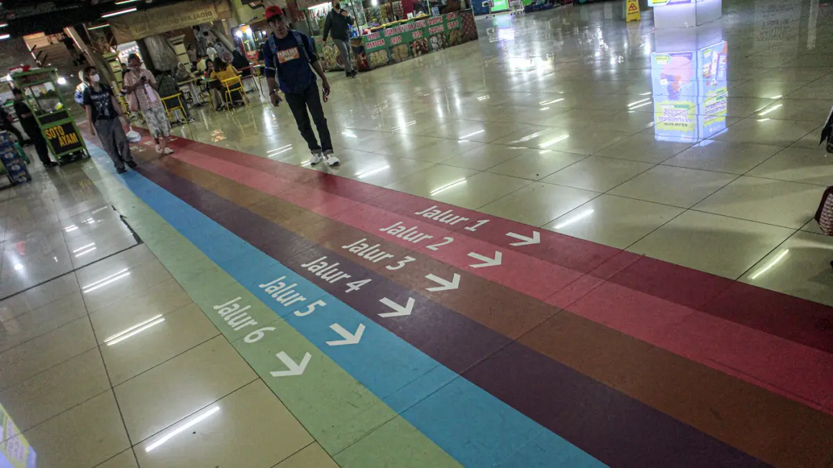 Sejumlah calon penumpang moda transportasi melintas diatas jalur pemandu rute atau (Wayfinding) di Terminal Blok M, Jakarta, Rabu (30/09/2026). (Hanung Hambara/ Jawa Pos)