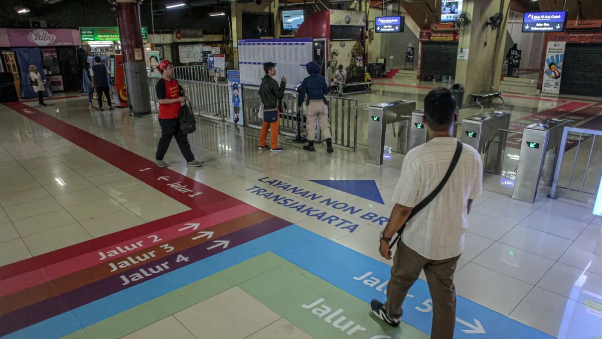 Sejumlah calon penumpang moda transportasi melintas diatas jalur pemandu rute atau (Wayfinding) di Terminal Blok M, Jakarta, Rabu (30/09/2026). (Hanung Hambara/ Jawa Pos)