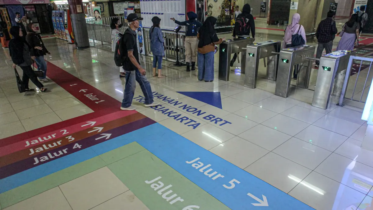 Sejumlah calon penumpang moda transportasi melintas diatas jalur pemandu rute atau (Wayfinding) di Terminal Blok M, Jakarta, Rabu (30/09/2026). (Hanung Hambara/ Jawa Pos)
