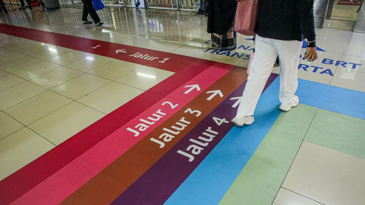 Sejumlah calon penumpang moda transportasi melintas diatas jalur pemandu rute atau (Wayfinding) di Terminal Blok M, Jakarta, Rabu (30/09/2026). (Hanung Hambara/ Jawa Pos)
