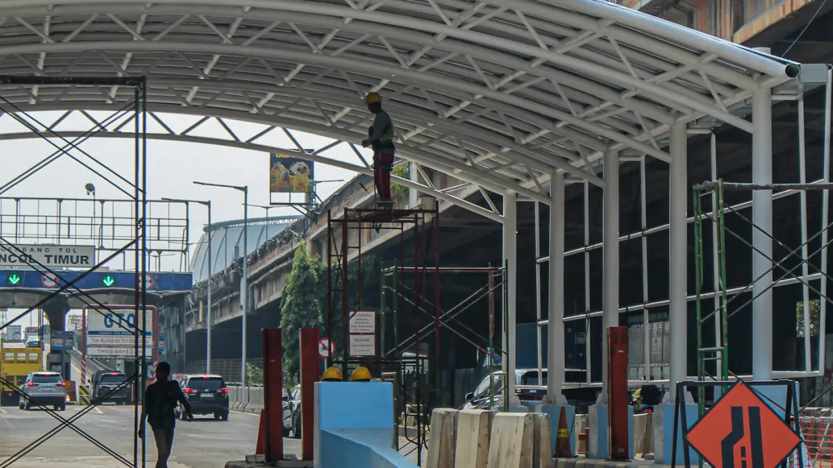 Sejumlah pekerja mengerjakan konstruksi untuk gerbang tol Ancol Timur, Jakarta, Kamis (01/10/2026).