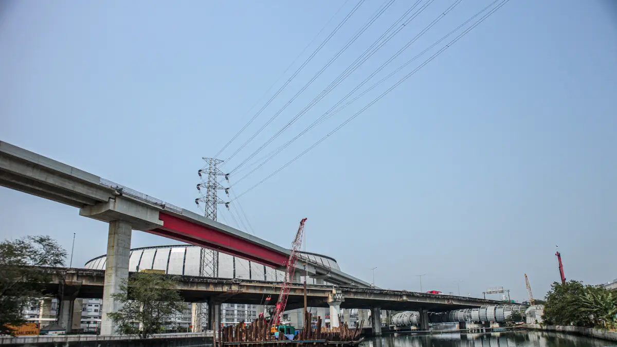 Sejumlah pekerja mengerjakan konstruksi untuk gerbang tol Ancol Timur, Jakarta, Kamis (01/10/2026).