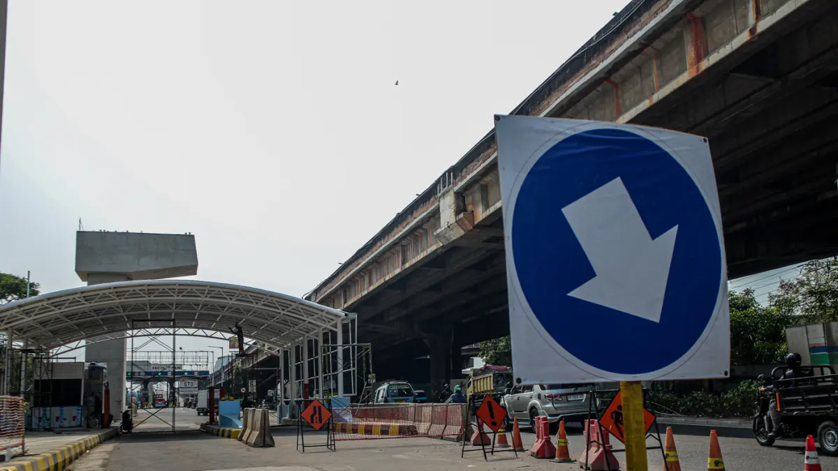 Sejumlah pekerja mengerjakan konstruksi untuk gerbang tol Ancol Timur, Jakarta, Kamis (01/10/2026).