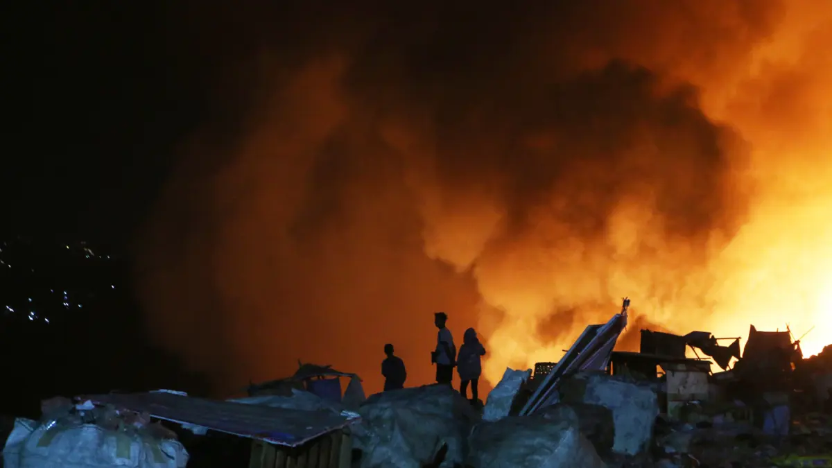 Sejumlah warga menyaksikan api yang membakar tumpukan sampah di Tempat Pembuangan Akhir (TPA) Jatibarang Zona 1, Semarang, Jawa Tengah, Rabu (30/9/2026)