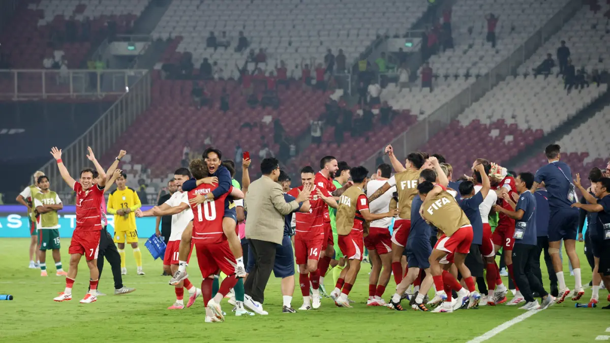 Selebrasi Para pemain Timnas Indonesia usai berhasil mengalahkan Bangladesh dalam pertandingan penyisihan Grup A FIFA ASEAN Cup 2026 di Stadion Utama Gelora Bung Karno, Senayan, Jakarta, Kamis (1/10/2026). (Dery Ridwansah/ JawaPos.com)