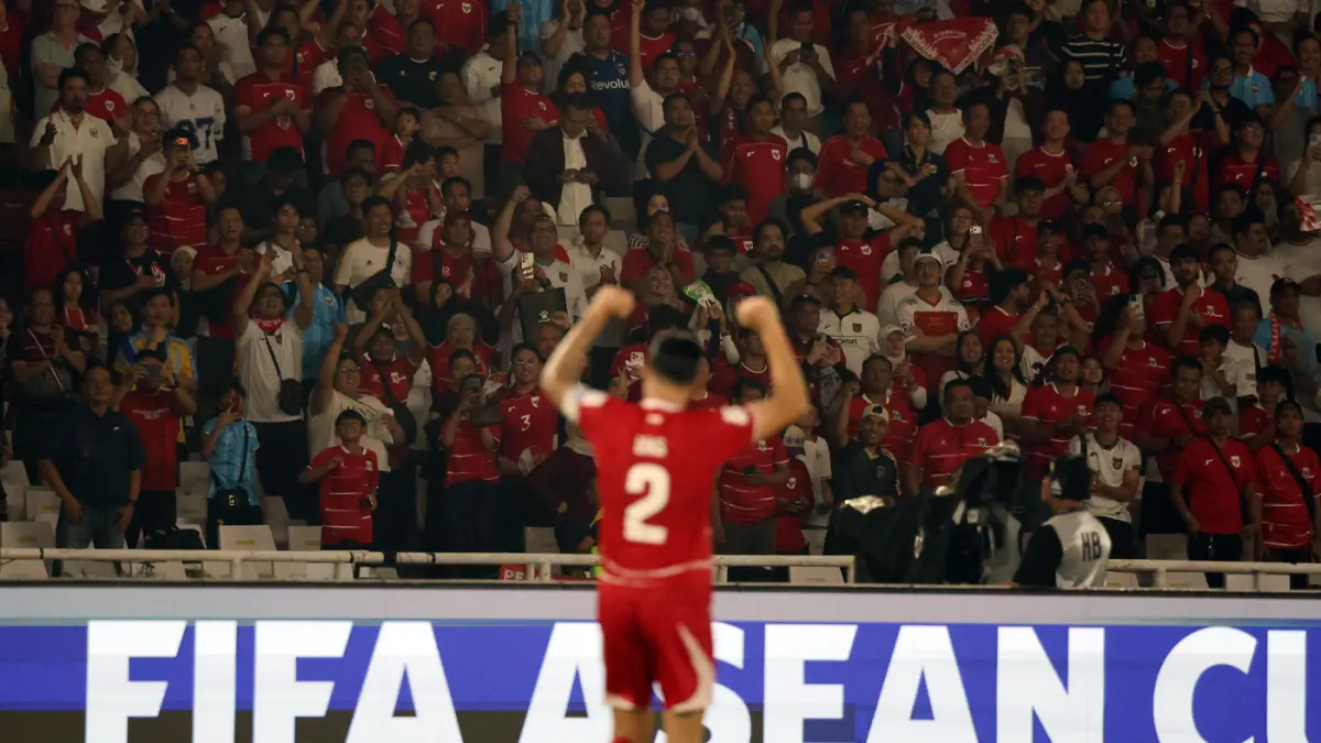 Suporter Timnas Indonesia memberi dukungan usai berhasil mengalahkan Bangladesh dalam pertandingan penyisihan Grup A FIFA ASEAN Cup 2026 di Stadion Utama Gelora Bung Karno, Senayan, Jakarta, Kamis (1/10/2026). (Dery Ridwansah/ JawaPos.com)
