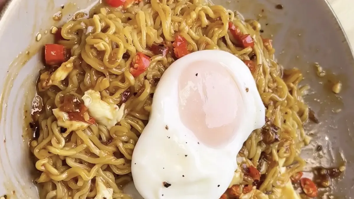 Potret Indomie chili oil dengan bumbu pekat yang membuat rasa Indomie lebih nendang. (Sumber: instagram.com/@jennidish) - Image