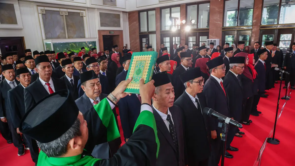 Eri Cahyadi Tegaskan Pejabat Pemkot Surabaya Harus Berani Bertindak saat Temukan Pelanggaran - Image