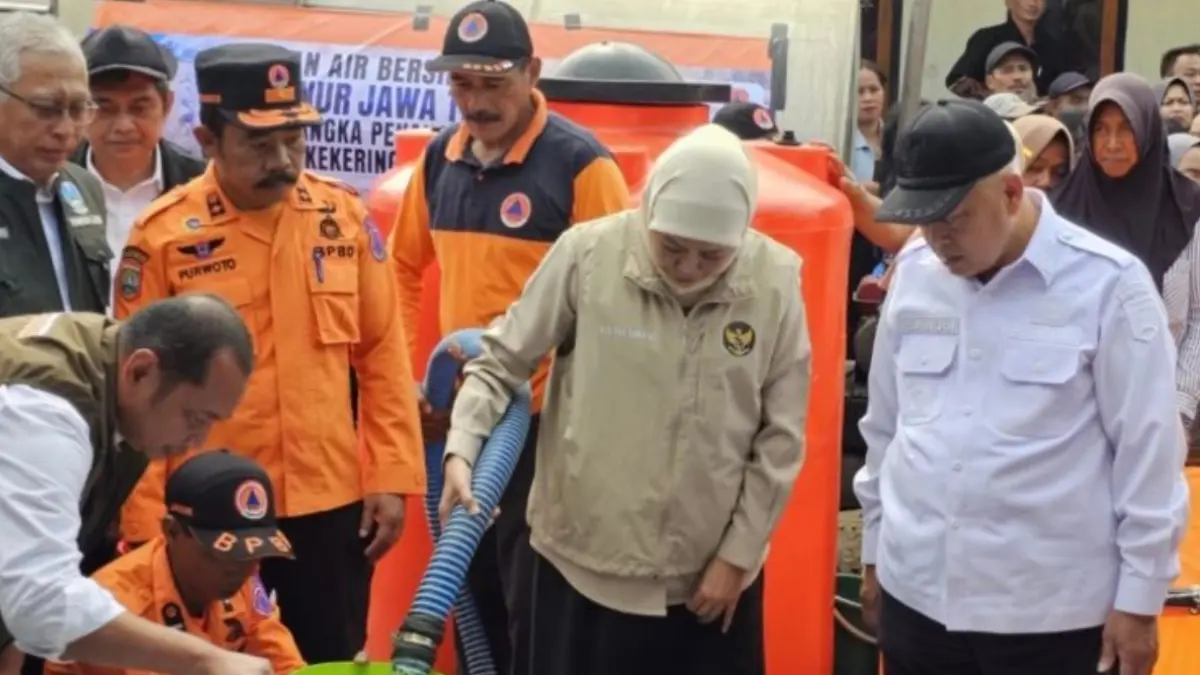 Khofifah Sebut 25 Daerah di Jatim Ajukan Bantuan Air Bersih Imbas Kekeringan - Image