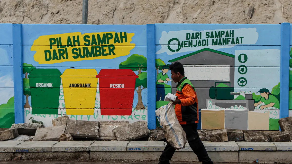 Sejumlah pekerja mempersiapkan mesin pengolah sampah di Tempat Pengolahan Sampah Reduce, Reuse, Recycle atau TPS 3R Percontohan Meruya Selatan, Jakarta, Jumat (01/10/2026).