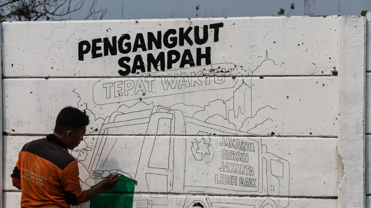 Sejumlah pekerja mempersiapkan mesin pengolah sampah di Tempat Pengolahan Sampah Reduce, Reuse, Recycle atau TPS 3R Percontohan Meruya Selatan, Jakarta, Jumat (01/10/2026).