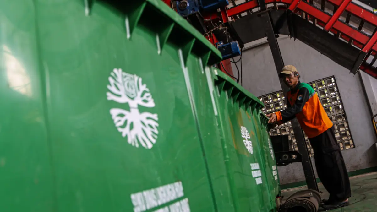 Sejumlah pekerja mempersiapkan mesin pengolah sampah di Tempat Pengolahan Sampah Reduce, Reuse, Recycle atau TPS 3R Percontohan Meruya Selatan, Jakarta, Jumat (01/10/2026).