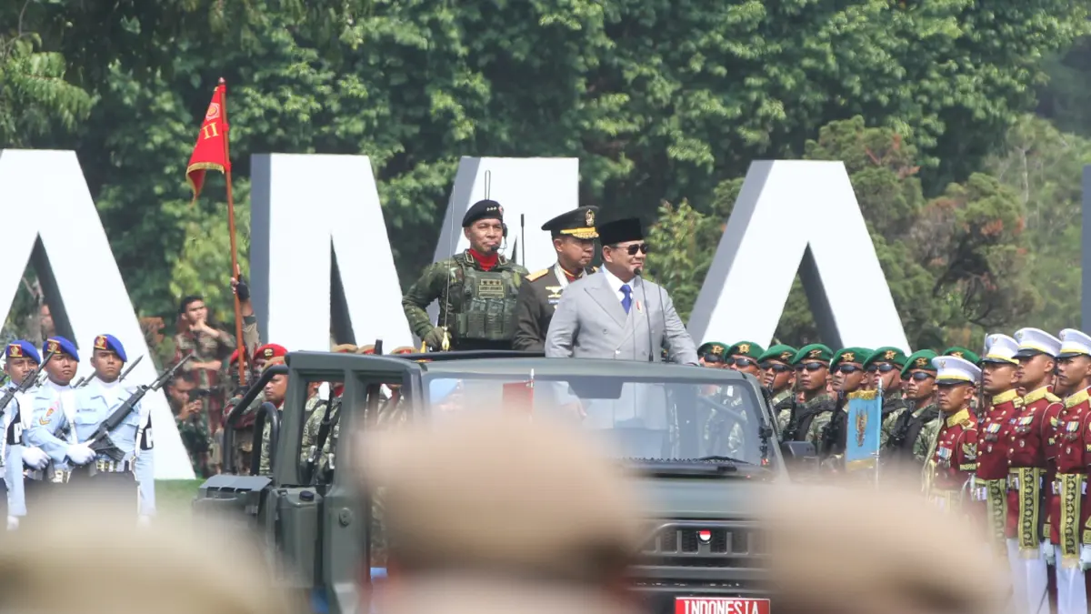 Presiden Prabowo Subianto bersama Panglima TNI Jenderal TNI Agus Subiyanto melakukan pemeriksaan pasukan saat peringatan Hari Ulang Tahun (HUT) ke-81 Tentara Nasional Indonesia (TNI) di Mabes TNI Cilangkap, Jakarta Timur, Senin (5/10/2026). (Dery Ridwansa