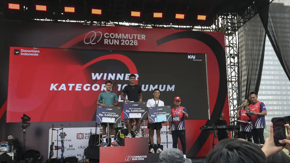 Direktur Operasi dan Pemasaran KAI Commuter Heri Siswanto memberikan penghargaan kepada pemenang kategori Man 10K Umum yang diikuti 2.500 pelari mengikuti Commuter Run dalam rangkaian kegiatan HUT KAI Commuter ke-18 bertema “Run Your Purpose” di Stasiun S