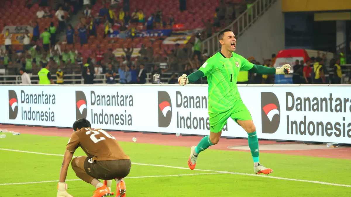 Selebrasi penjaga gawang Timnas Indonesia Emil Audero usai menggagalkan tendangan penalti pesepak bola Timnas Thailand dalam final FIFA ASEAN Cup 2026 di Stadion Utama Gelora Bung Karno (SUGBK), Senayan, Jakarta, Senin (5/10/2026). (Dery Ridwansah/ JawaPo