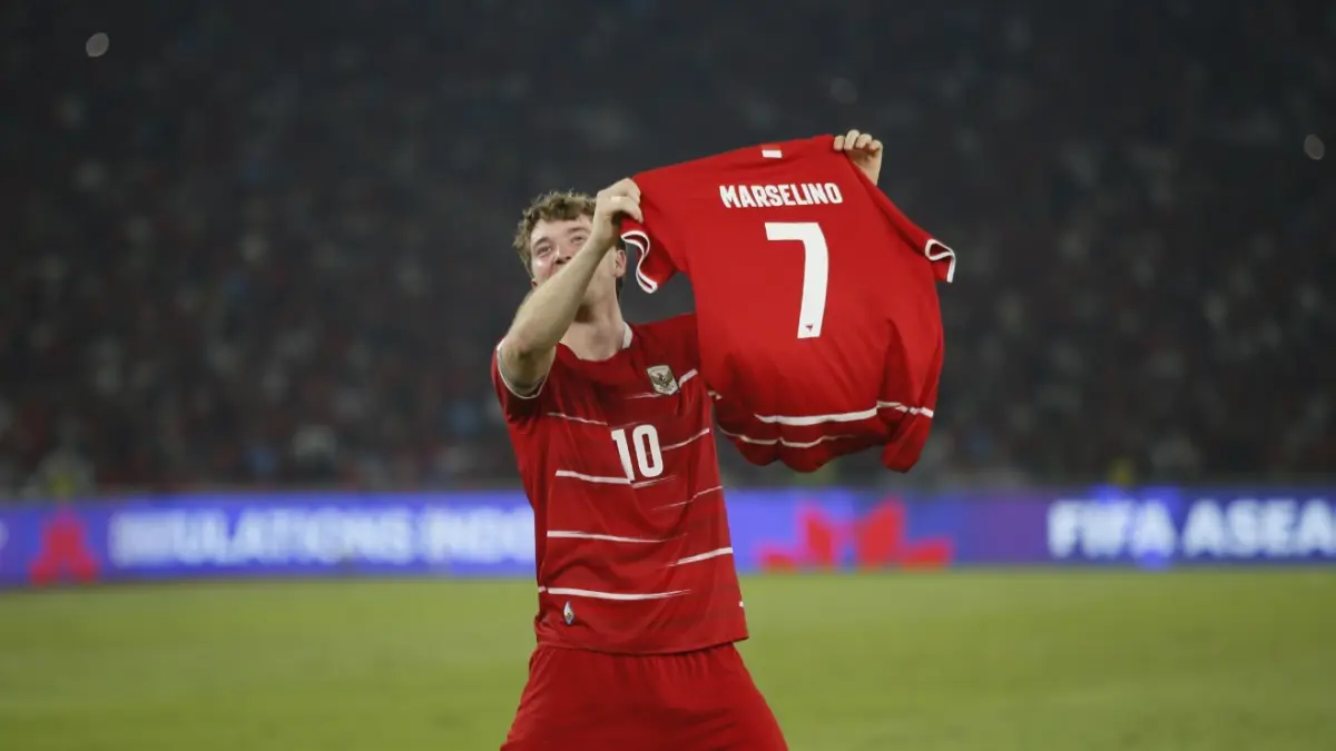 Selebrasi Pemain timnas Indonesia Ole Romeny sambil membawa jersey bertuliskan Marselino usai menang atas Thailand pada laga final FIFA ASEAN Cup 2026 di Stadion Utama Gelora Bung Karno (SUGBK), Senayan, Jakarta, Senin (5/10/2026). (Dery Ridwansah/ JawaPo