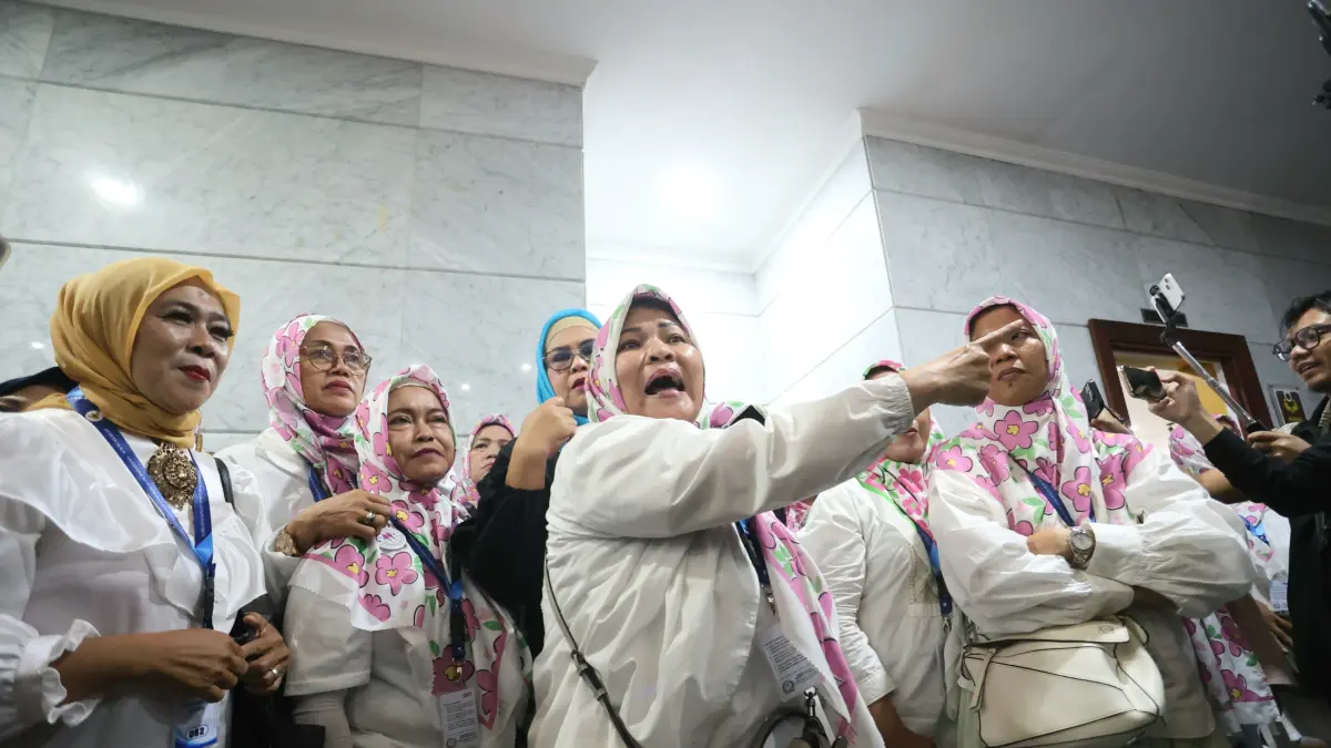 Sejumlah massa dari kalangan ibu-ibu meluapkan rasa kecewa dan kekesalan terkait hasil sidang putusan terkait Perselisihan Hasil Pemilihan Umum (PHPU) yang menyoroti syarat pendidikan Wakil Presiden Gibran Rakabuming Raka di Gedung Mahkamah Konstitusi, Ja
