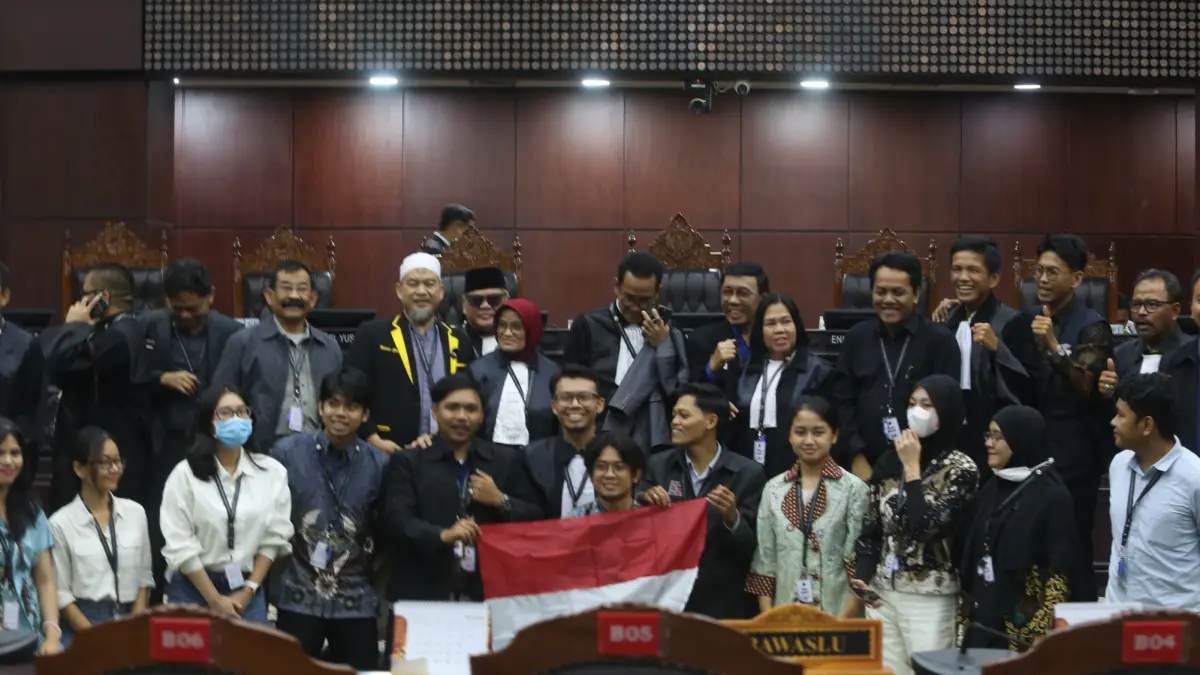 Para pendukung di kubu pemohon mengibarkan bendera merah putih usai sidang putusan terkait Perselisihan Hasil Pemilihan Umum (PHPU) yang menyoroti syarat pendidikan Wakil Presiden Gibran Rakabuming Raka di Gedung Mahkamah Konstitusi, Jakarta, Rabu (16/9/2