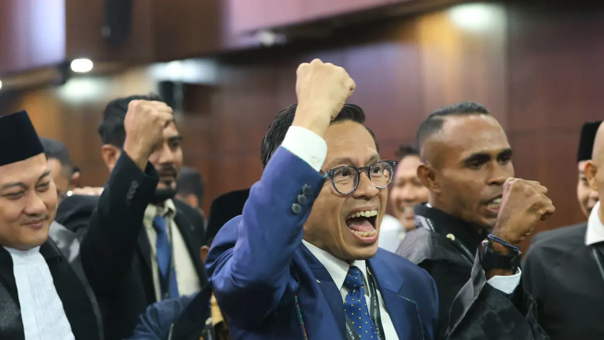 Ketua Umum Kelompok Relawan Militan 08 Nusantara Andi Azwan sebagai pihak terkait usai mengikuti sidang pengucapan putusan pengucapan putusan Perselisihan Hasil Pemilihan Umum (PHPU) Pilpres 2024 di Gedung Mahkamah Konstitusi, Jakarta, Selasa (6/10/2026).