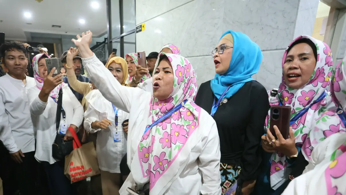 Sejumlah massa dari kalangan ibu-ibu meluapkan rasa kecewa dan kekesalan terkait hasil sidang putusan terkait Perselisihan Hasil Pemilihan Umum (PHPU) yang menyoroti syarat pendidikan Wakil Presiden Gibran Rakabuming Raka di Gedung Mahkamah Konstitusi, Ja