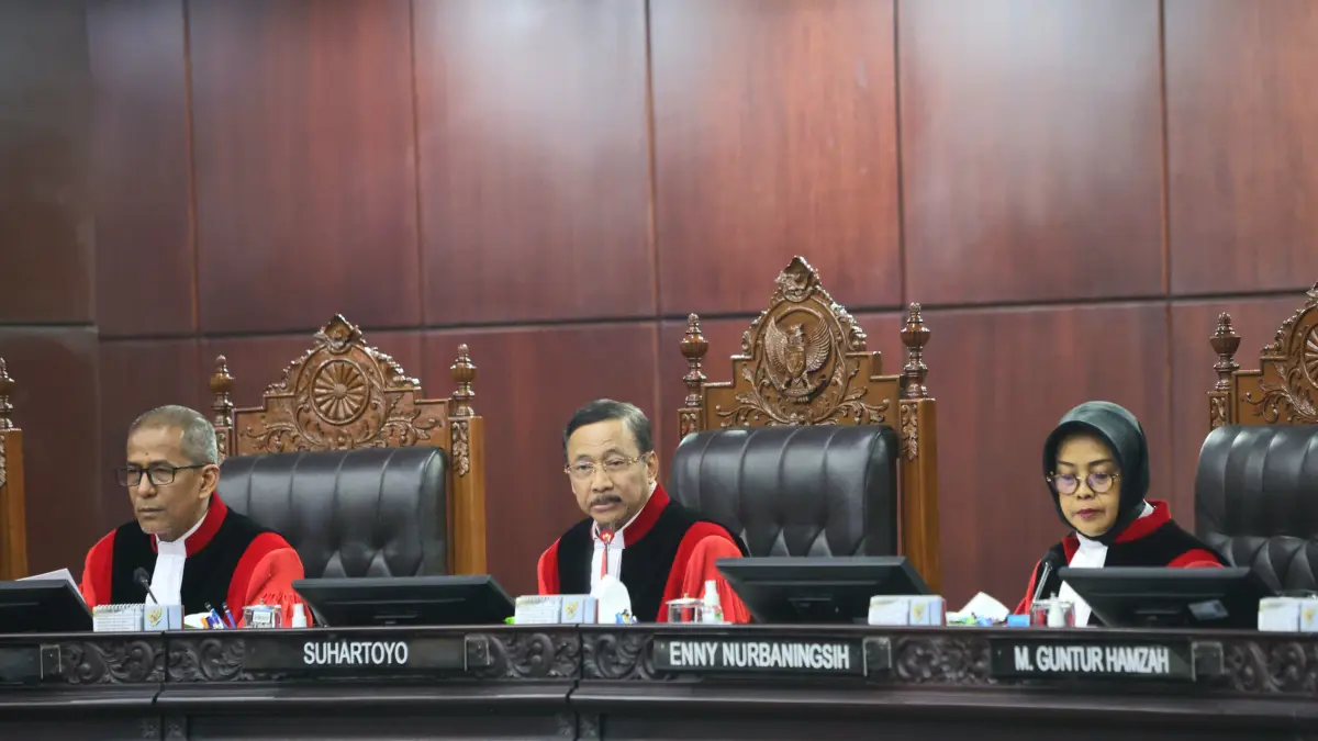 Ketua Hakim MK Suhartoyo (tengah) memimpin sidang putusan perkara Perselisihan Hasil Pemilihan Umum (PHPU) Presiden dan Wakil Presiden Tahun 2024 terkait keabsahan syarat pendidikan Wakil Presiden Gibran Rakabuming Raka di Gedung MK, Jakarta, Selasa (6/10