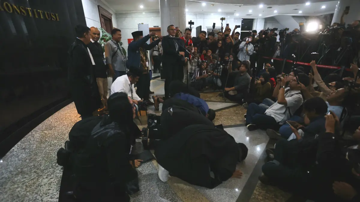 Sujud syukuru Ketua Umum Kelompok Relawan Militan 08 Nusantara Andi Azwan dan pendukungnya sebagai pihak terkait usai mengikuti sidang pengucapan putusan pengucapan putusan Perselisihan Hasil Pemilihan Umum (PHPU) Pilpres 2024 di Gedung Mahkamah Konstitus