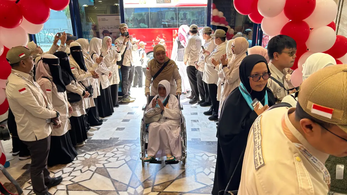 Petugas PPIH Arab Saudi menyambut kedatangan jamaah haji Indonesia di Makkah. (Bayu Putra/JawaPos.com) - Image