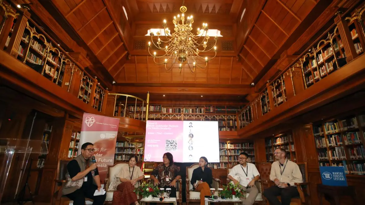 Perwakilan asosiasi industri, merek global, pelaku daur ulang, organisasi masyarakat sipil, dan akademisi berdiskusi mengenai pengembangan Multi-Stakeholder Platform (MSP) untuk tekstil sirkular dalam CFP Indonesia Final Event di Wisma Habibie Ainun, Jaka