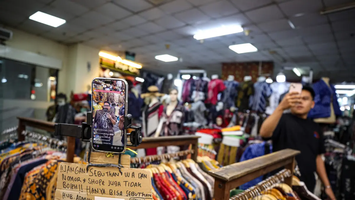 Pedagang menjual barang secara daring menggunakan fitur siaran langsung atau live e-commerce di salah satu mal, Jakarta.