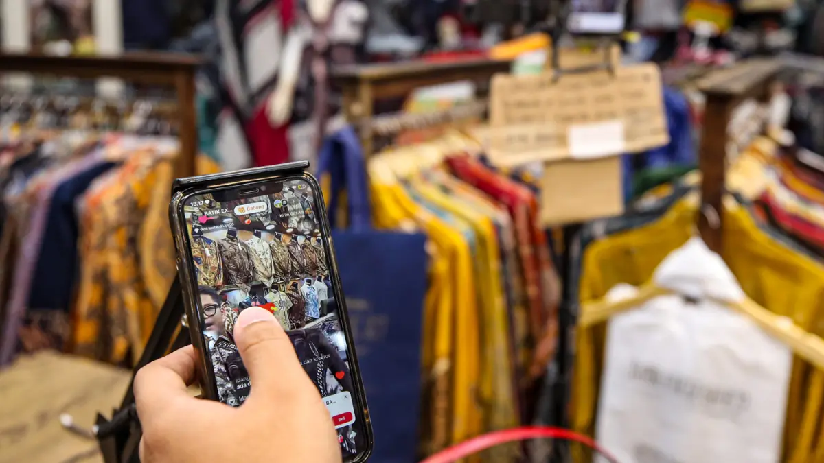 Pedagang menjual barang secara daring menggunakan fitur siaran langsung atau live e-commerce di salah satu mal, Jakarta.