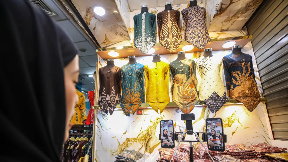 Pedagang menjual barang secara daring menggunakan fitur siaran langsung atau live e-commerce di salah satu mal, Jakarta.