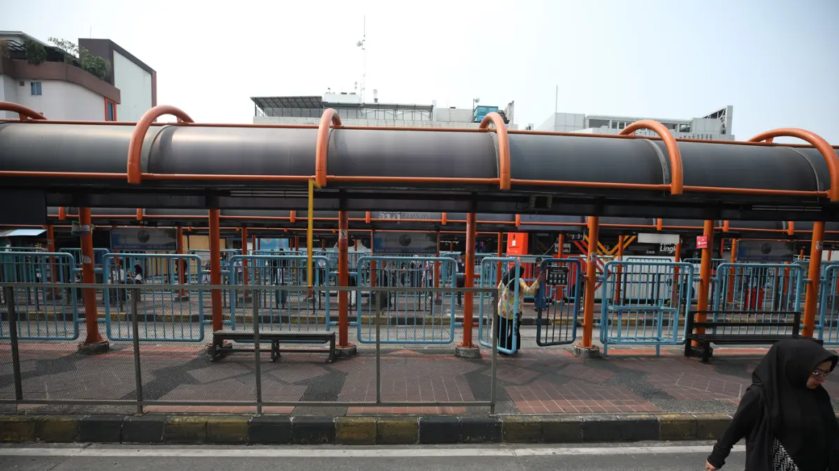 Penumpang menunggu kedatangan bus di Terminal Blok M, Jakarta (6/10/2026).