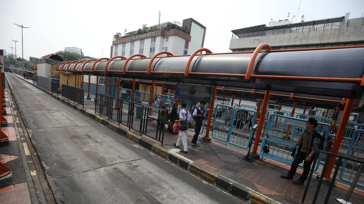 Penumpang menunggu kedatangan bus di Terminal Blok M, Jakarta (6/10/2026).