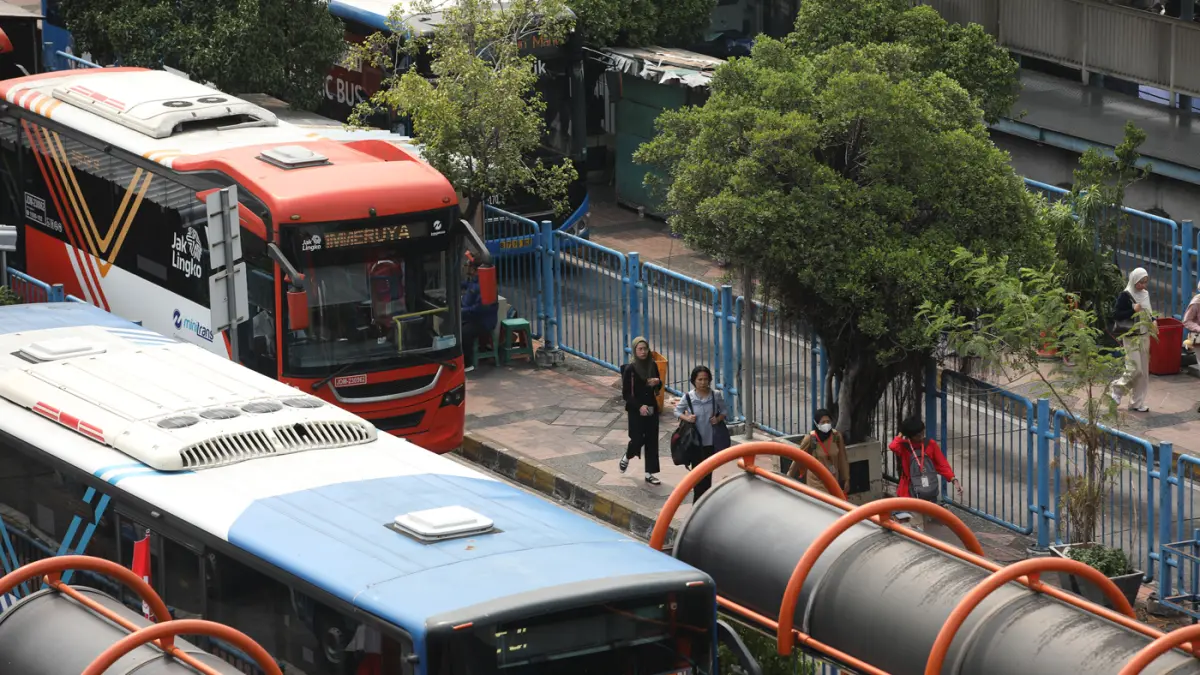 Penumpang menunggu kedatangan bus di Terminal Blok M, Jakarta (6/10/2026).